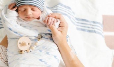 BEBEĞİNİZİN GÖBEK KORDONUNUN GEÇ KESİLMESİ İÇİN 6 NEDEN