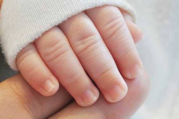 YENİDOĞAN BEBEĞİN TIRNAKLARI NASIL VE NE ZAMAN KESİLİR?